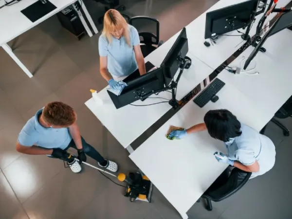 Team reinigt ein modernes Büro